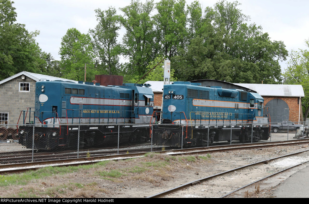 AR 2486 & AR 405 outside the shops